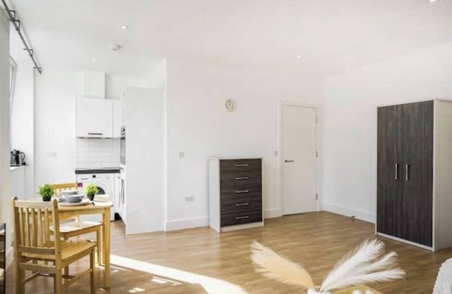 Borehamwood Apartment | NEW Private Studio with parking