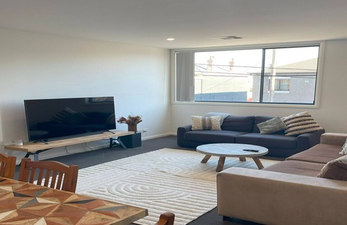 Cooks Hill Apartment | *new property* Darby Delight - walk to beach and restaurants