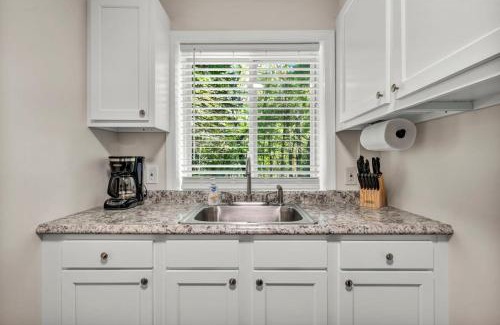 Berea House | NEW Renovated Near CLE - King Bed, Metropark & Firepit