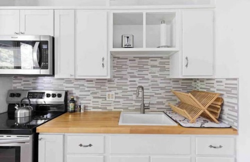 South End Apartment | New Renovation: parking & yard, hill section!nn