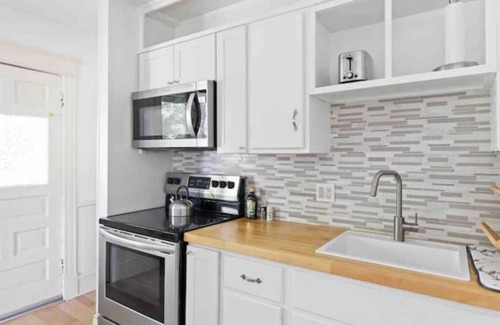 South End Apartment | New Renovation: parking & yard, hill section!nn