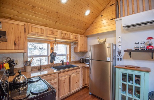 Crumpler Cottage | New River Views & Access - Hot Tub, Gazebo, Fire Pit, Next to Riverside Canoeing!