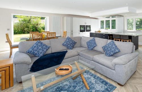 St Leonards House | NEW! Stunning & Modern 5 bedroom home with Parking & Garden - Excellent Location!