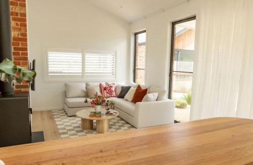 Torquay House | NEW-Stylish Bungalow with Hot Tub