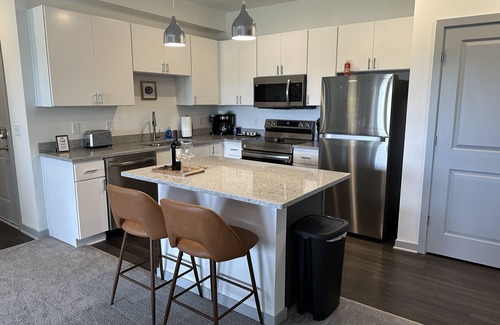 Tuttle West Apartment | NEW: The C-Suite - Lux Dublin King w/Home Office