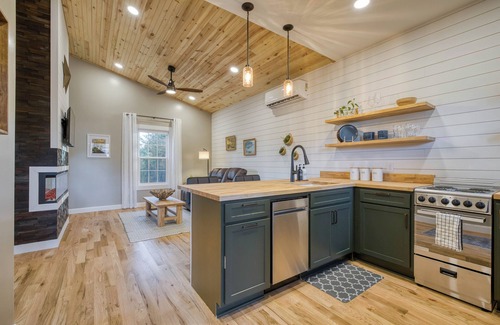 Morganton Cabin | New Tiny Cabin in Morganton with Porch Bathtub close to Lake James