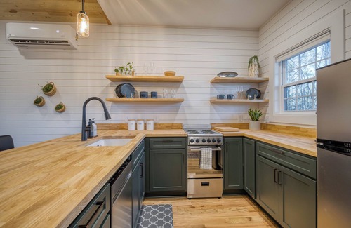 Morganton Cabin | New Tiny Cabin in Morganton with Porch Bathtub close to Lake James