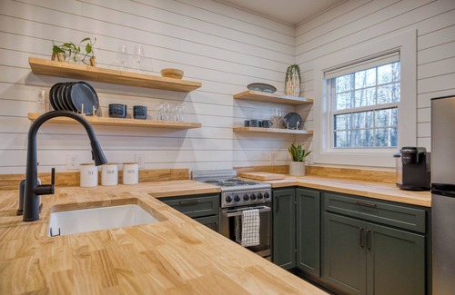 Morganton Cabin | New Tiny Cabin in Morganton with Porch Bathtub close to Lake James