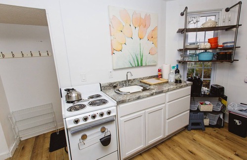 Willoughby Apartment | NEW Tiny Groovy Town Spot by dining, shops, bars