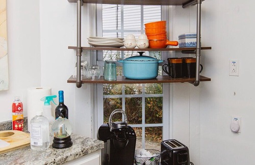 Willoughby Apartment | NEW Tiny Groovy Town Spot by dining, shops, bars