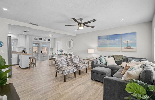 Bradenton House | New To Market-Charming Vacation Home Steps from Scenic Park- Near IMG and Beaches