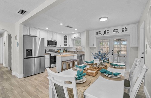 Bradenton House | New To Market-Charming Vacation Home Steps from Scenic Park- Near IMG and Beaches