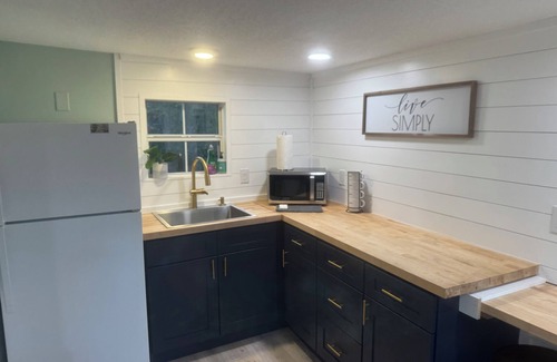 Fish Hawk House | NEW TO VRBO - Modern Farmhouse Studio - Queen Bed - 1 Acre