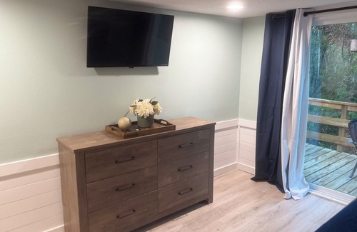 Fish Hawk House | NEW TO VRBO - Modern Farmhouse Studio - Queen Bed - 1 Acre