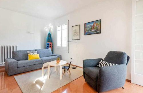 Eixample Apartment | New top floor apt with a lot of light & air-con