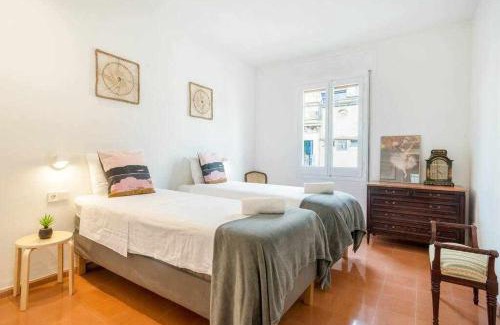 Eixample Apartment | New top floor apt with a lot of light & air-con