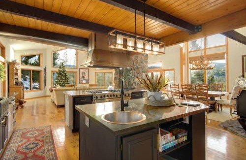 Shadow Mountain House | New. Top of the World Lodge. Hot tub. Theater.