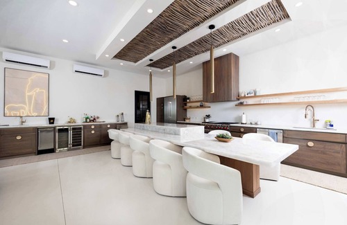 Buzzards House | New Villa, Priv. Suites, Priv. Pool + Beach Club Access