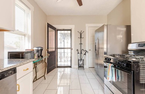 South Louisville House | New! Walk to the Kentucky Derby, U of L Football, and Jim Patterson Stadium!