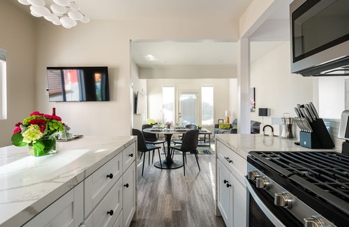 Middletown Villa | NEW WATER VIEW FAMILY VILLA AC DECK HOTTUB FIREPIT BBQ BACKYARD ONSITE PARKING!