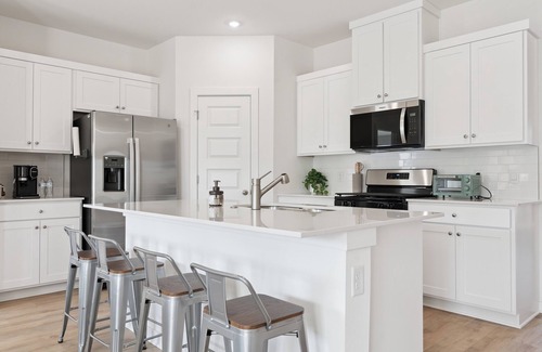 Lowell House | Newly Built 3BR Retreat in the Heart of NWA – I-49 & Hot Spots