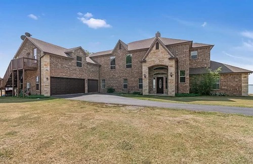 Kerens House | Newly Built Waterfront Lakehouse w/Private Pier