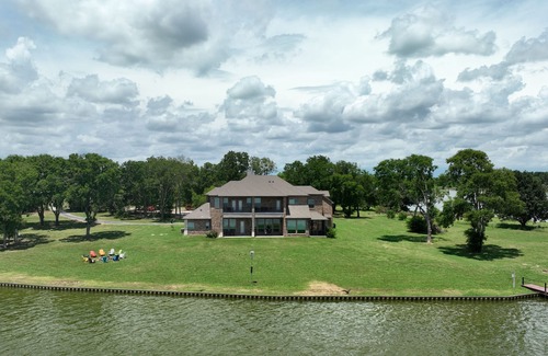 Kerens House | Newly Built Waterfront Lakehouse w/Private Pier