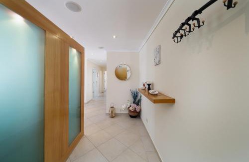 The Strip Apartment | Newly Remodeled 2BD Brilliant Oura Strip 9min beach
