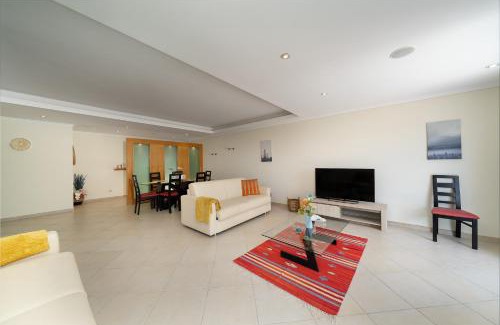 The Strip Apartment | Newly Remodeled 2BD Brilliant Oura Strip 9min beach