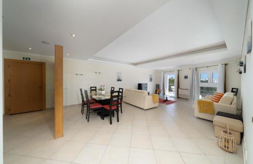 The Strip Apartment | Newly Remodeled 2BD Brilliant Oura Strip 9min beach