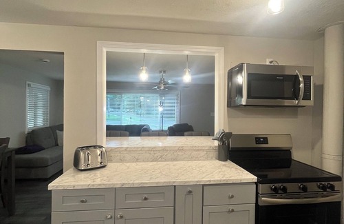 Manhattan House | Newly Remodeled! 3Bed/2Bath house w/bonus adult bunk beds! Close to KSU stadium!