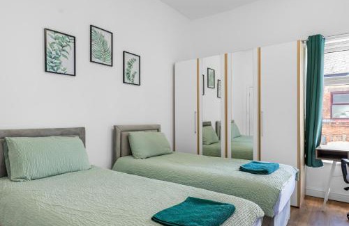 Bury Apartment | Newly renovated 3 Ensuite bedroom house in bury, 5 people