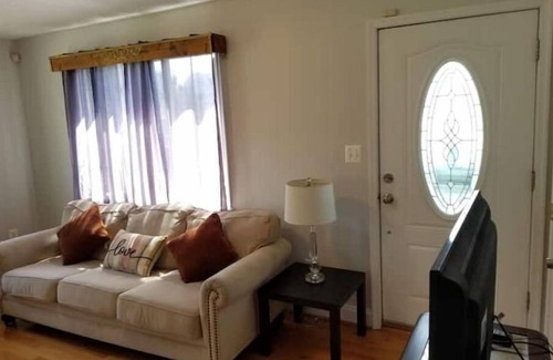 Lochearn House | Newly Renovated 5 Bedroom Home With Free Parking