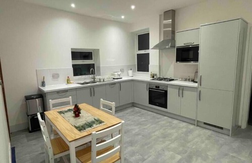 Ashtead Apartment | Newly renovated flat in Ahsteadnn