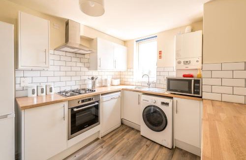 Cotham Apartment | Newly Renovated Hampton 3 By Prescott Apartments