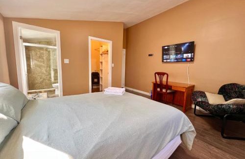 Aurora House | Newly Renovated Home in Central Aurora