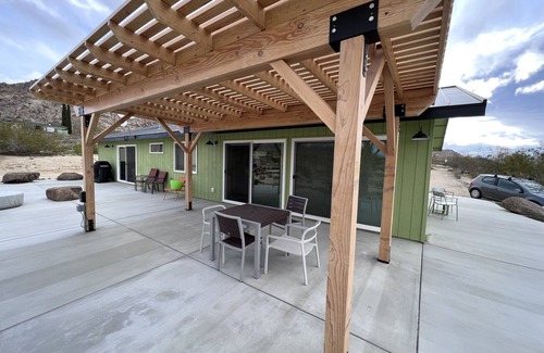 Panorama Heights House | Newly Renovated House 5 minute walk from Joshua Tree National Park