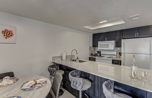 Barton Hills House | Newly Renovated! Pool and Patio I Mins to DT