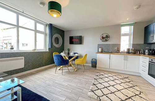 Whitton Apartment | Newly Renovated Spacious One Bedroom in Twickenham