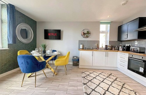 Whitton Apartment | Newly Renovated Spacious One Bedroom in Twickenham