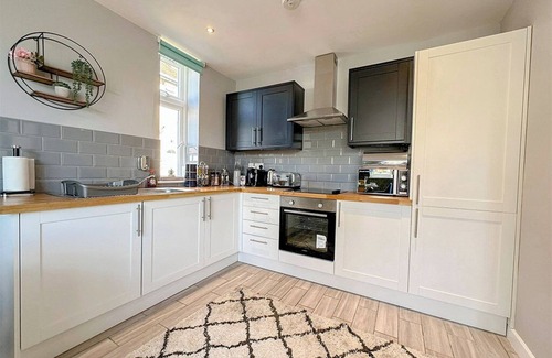 Whitton Apartment | Newly Renovated Spacious One Bedroom in Twickenham