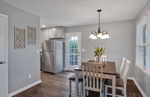 Apex House | Newly Renovated, Steps to Downtown, 2 King Beds