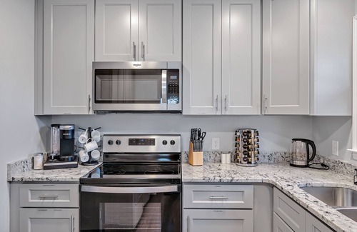 Apex House | Newly Renovated, Steps to Downtown, 2 King Beds