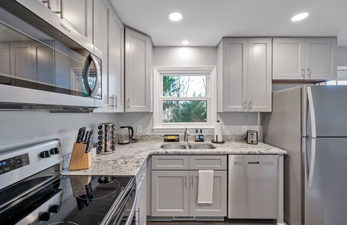 Apex House | Newly Renovated, Steps to Downtown, 2 King Beds