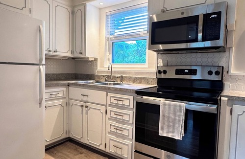 Southside House | Newly Renovated: 1 BDR 5 min to Palm Beach!