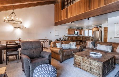 Mammoth Lakes House | Newly updated 2 Bedroom plus Loft, 3 Full Bathrooms, Sleeps up to 8 people Steps to Free Shuttle