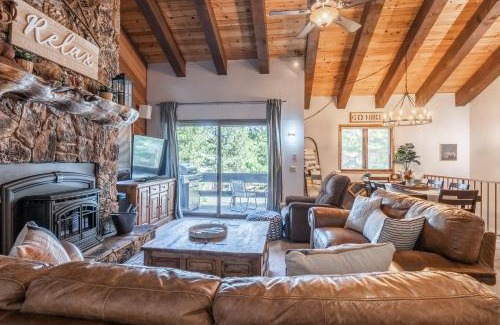 Mammoth Lakes House | Newly updated 2 Bedroom plus Loft, 3 Full Bathrooms, Sleeps up to 8 people Steps to Free Shuttle