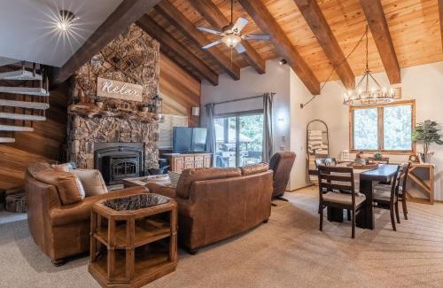 Mammoth Lakes House | Newly updated 2 Bedroom plus Loft, 3 Full Bathrooms, Sleeps up to 8 people Steps to Free Shuttle