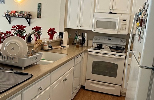 Newport Beach Apartment | Newport Beach - Entire Apartment - Queen Bed