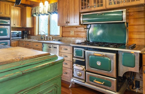 Portsmouth Cabin | Newport County-Yellowstone custom cabin 5 minutes from the beach